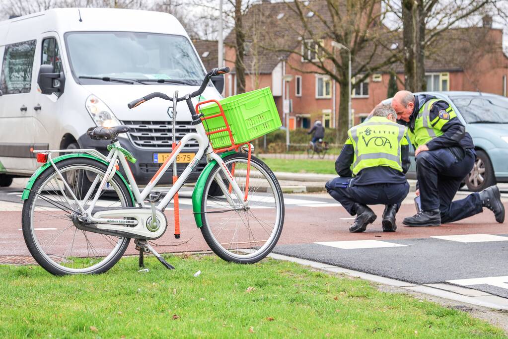 Fietssters gewond bij botsing met bestelbus