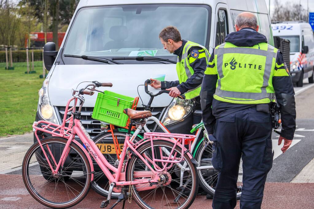 Fietssters gewond bij botsing met bestelbus