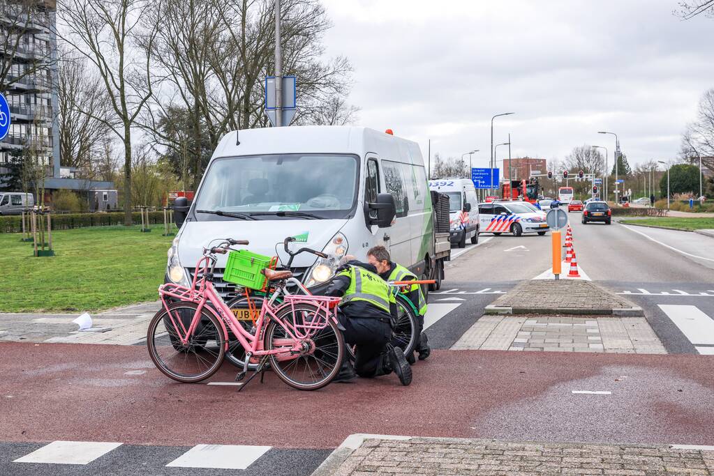 Fietssters gewond bij botsing met bestelbus