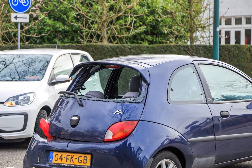 Motorrijder knalt hard op remmende auto