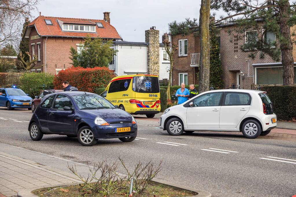 Motorrijder knalt hard op remmende auto