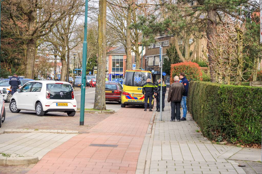 Motorrijder knalt hard op remmende auto