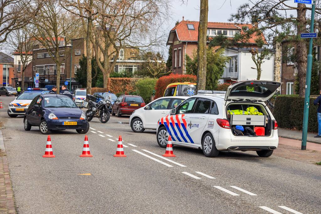 Motorrijder knalt hard op remmende auto