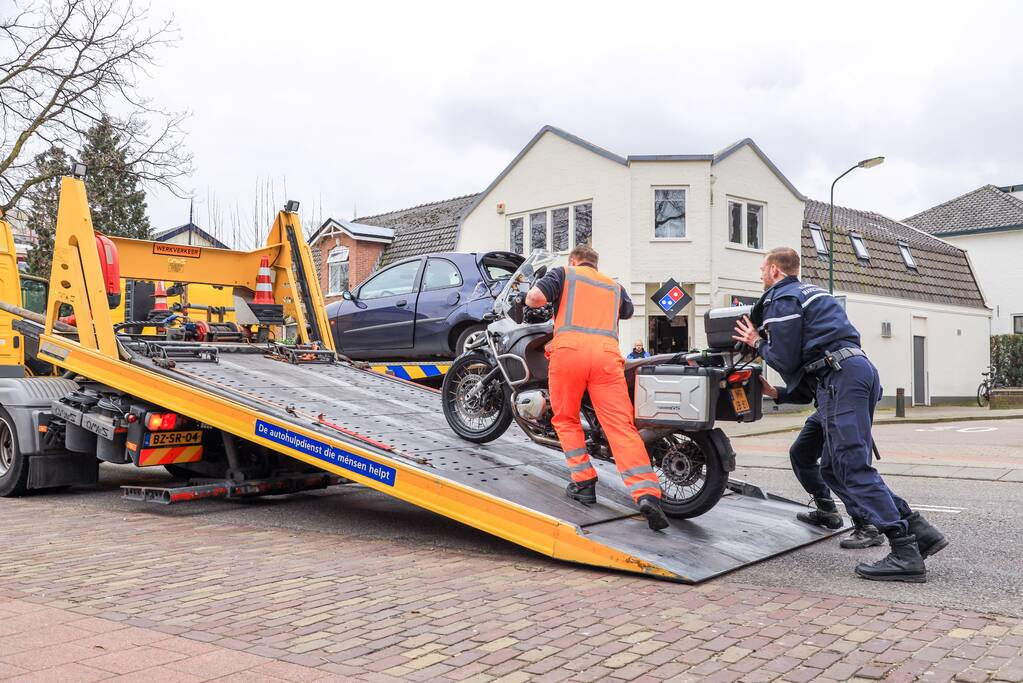 Motorrijder knalt hard op remmende auto