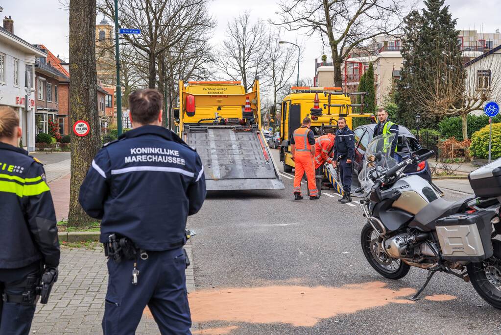 Motorrijder knalt hard op remmende auto