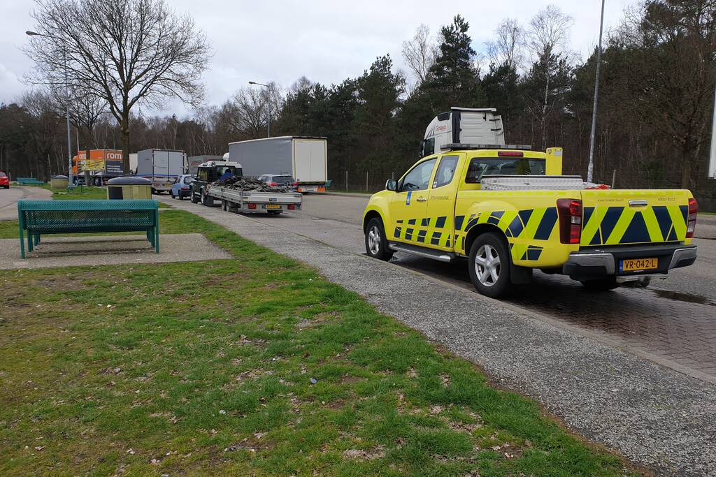 Auto met zware aanhanger dakpannen belandt in vangrail