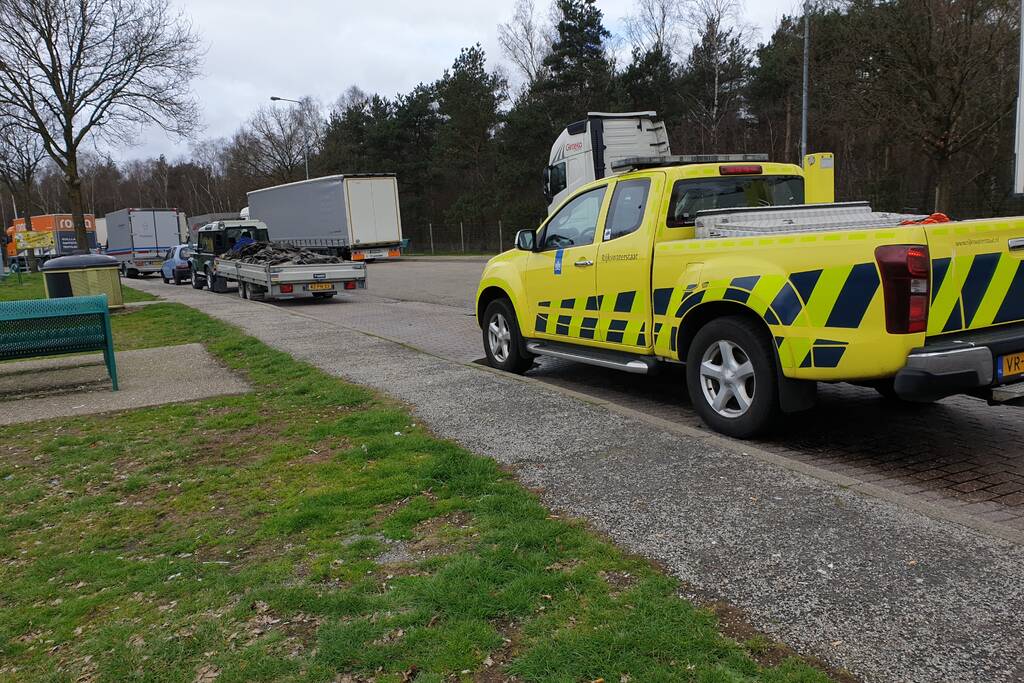 Auto met zware aanhanger dakpannen belandt in vangrail