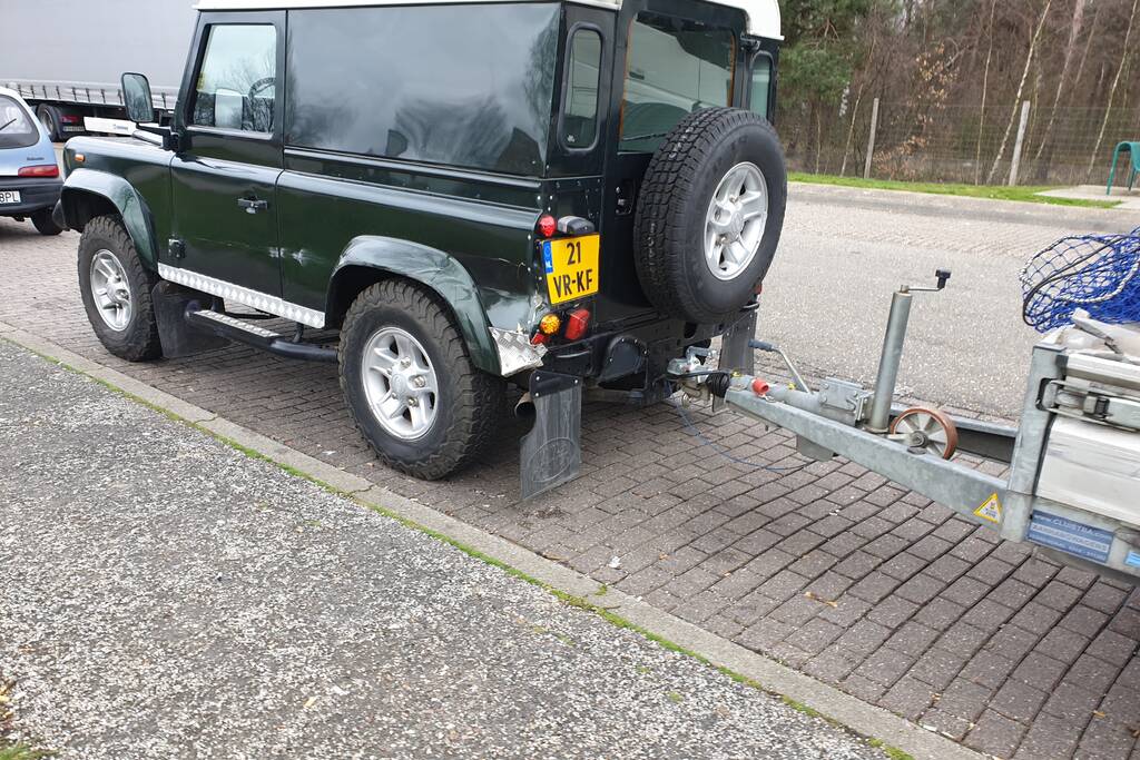 Auto met zware aanhanger dakpannen belandt in vangrail