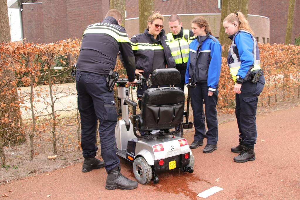 Vrouw met scootmobiel raakt te water