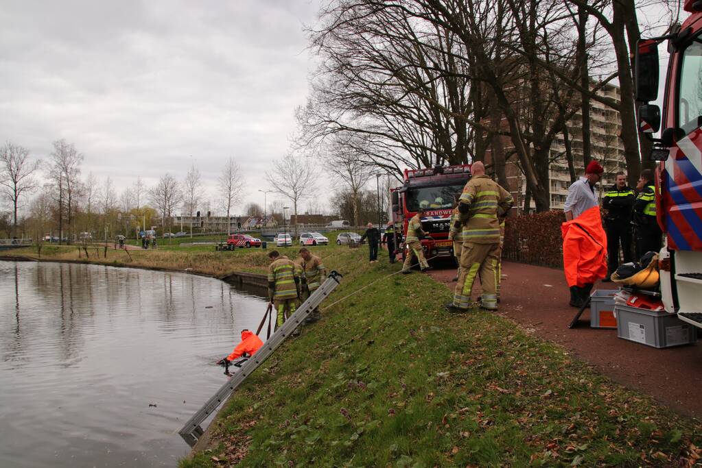 Vrouw met scootmobiel raakt te water