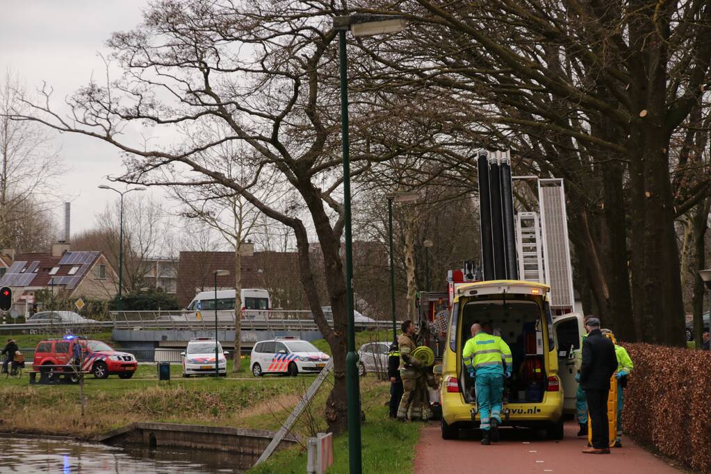 Vrouw met scootmobiel raakt te water