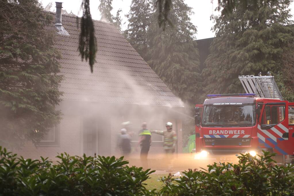 Dak van woning in brand