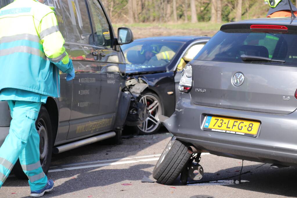 Vier voertuigen berokken bij aanrijding
