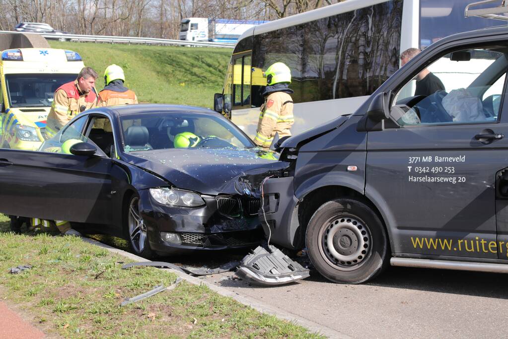 Vier voertuigen berokken bij aanrijding