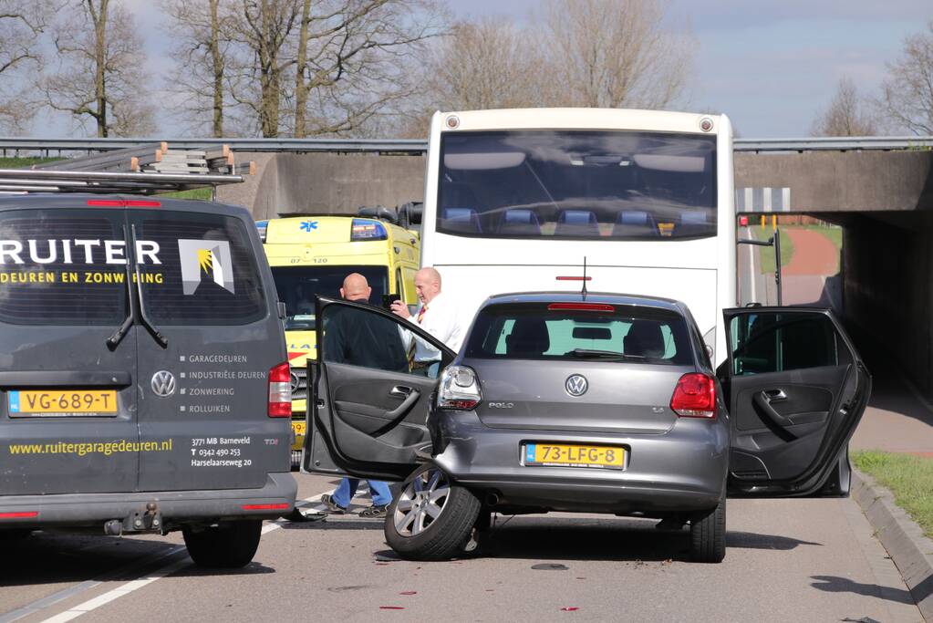 Vier voertuigen berokken bij aanrijding