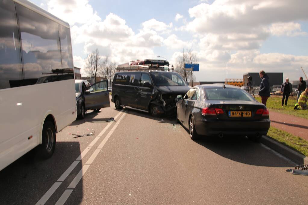 Vier voertuigen berokken bij aanrijding