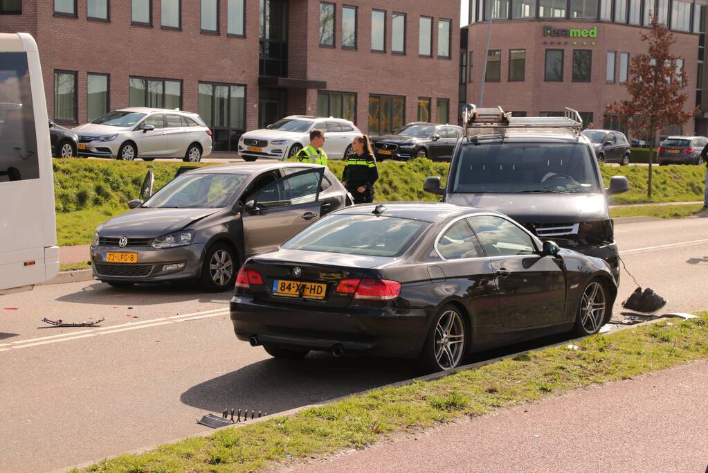 Vier voertuigen berokken bij aanrijding