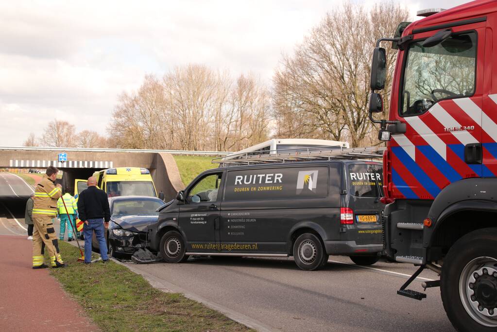 Vier voertuigen berokken bij aanrijding