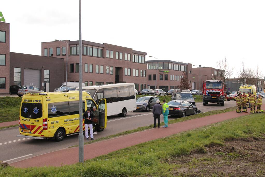 Vier voertuigen berokken bij aanrijding