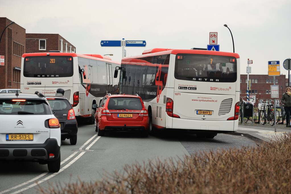 Auto komt in botsing met wegrijdende stadsbus