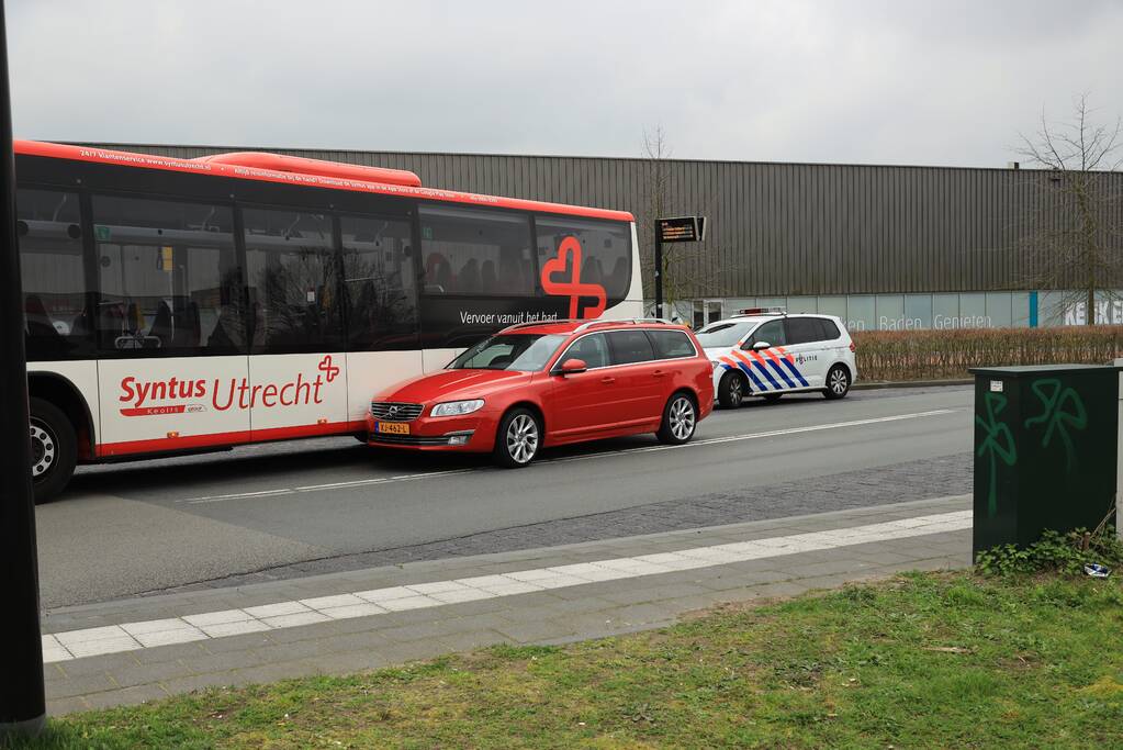 Auto komt in botsing met wegrijdende stadsbus