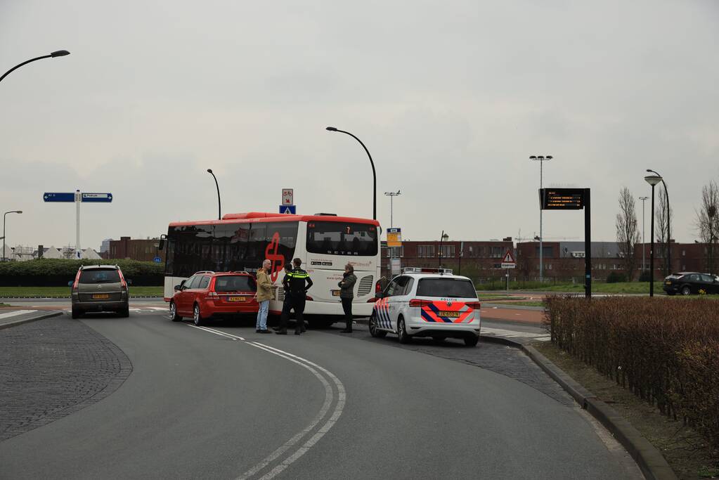 Auto komt in botsing met wegrijdende stadsbus