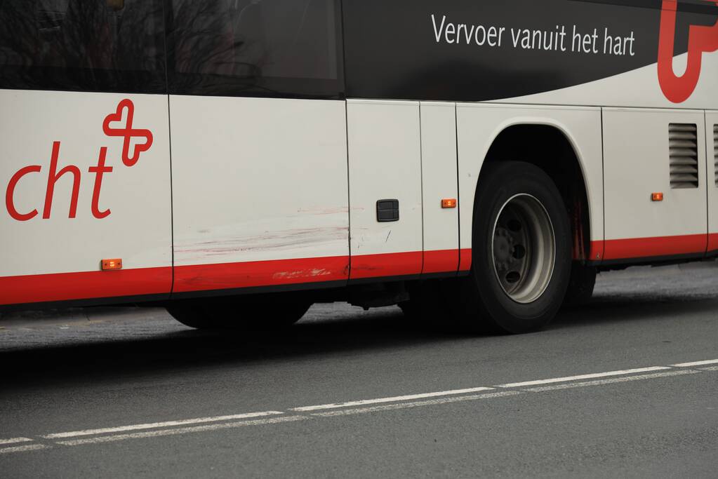 Auto komt in botsing met wegrijdende stadsbus