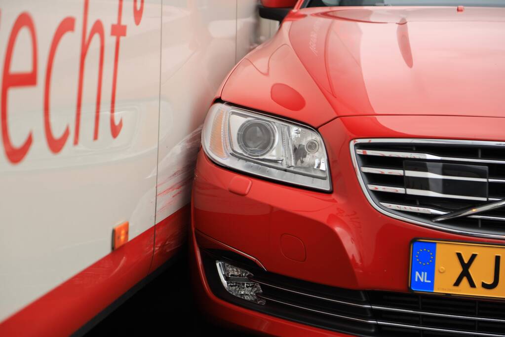 Auto komt in botsing met wegrijdende stadsbus