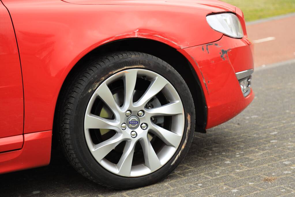 Auto komt in botsing met wegrijdende stadsbus