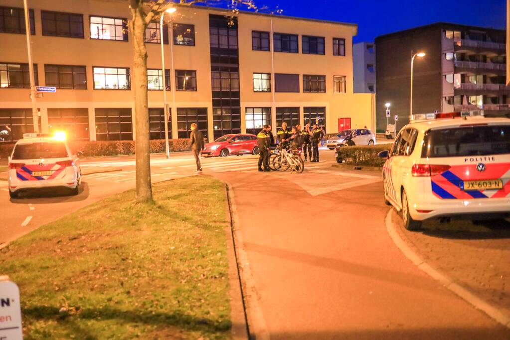 Overstekende scooterrijder gewond na botsing met auto