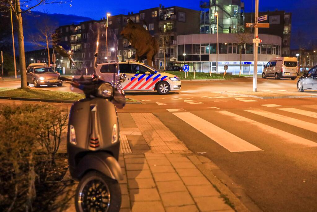Overstekende scooterrijder gewond na botsing met auto