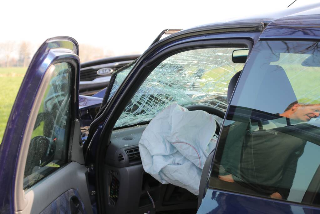 Persoon gewond bij frontale aanrijding, Hoevelakenseweg