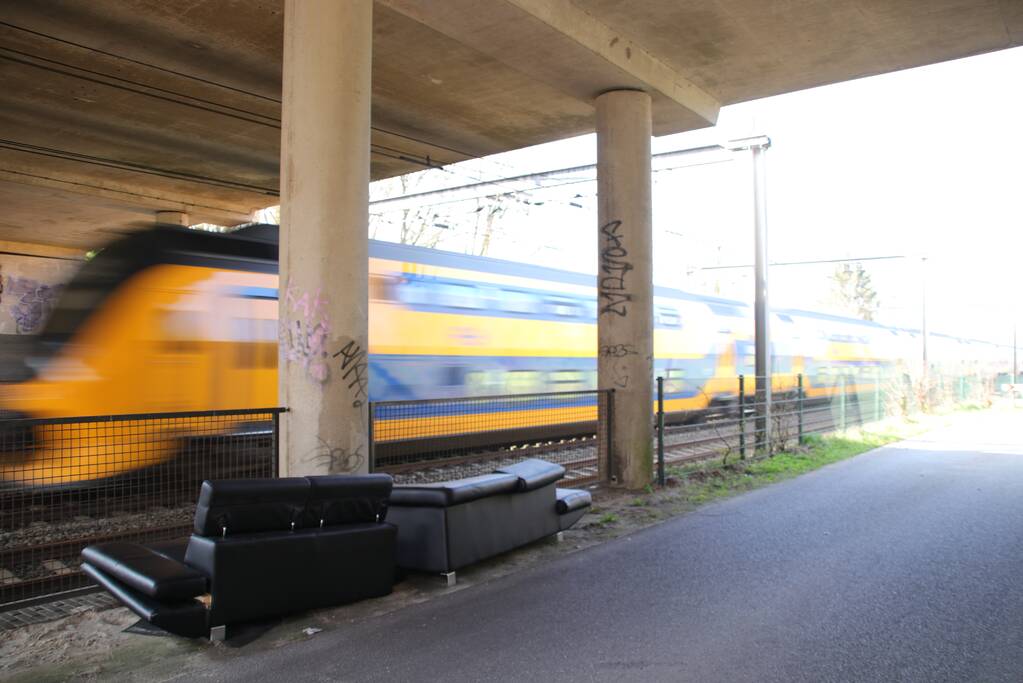 Treinen spotten op gedumpt bankstel