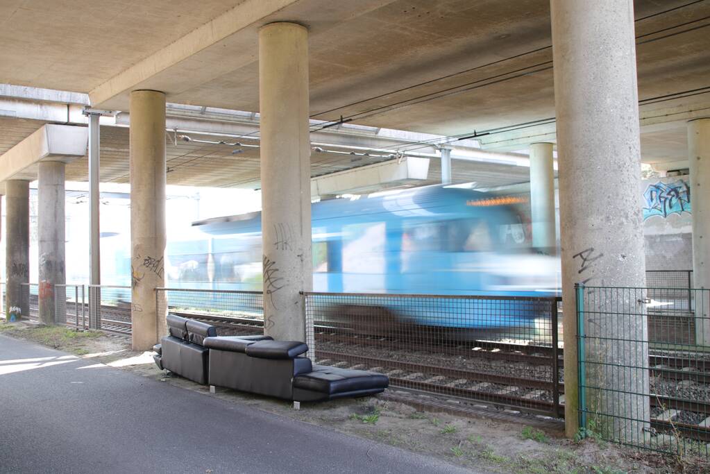 Treinen spotten op gedumpt bankstel