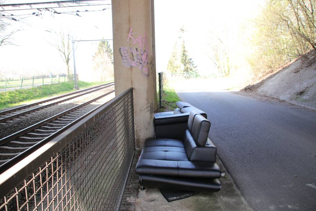 Treinen spotten op gedumpt bankstel