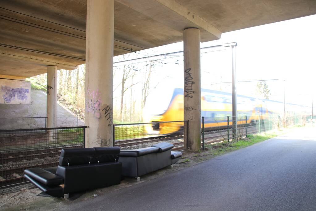 Treinen spotten op gedumpt bankstel