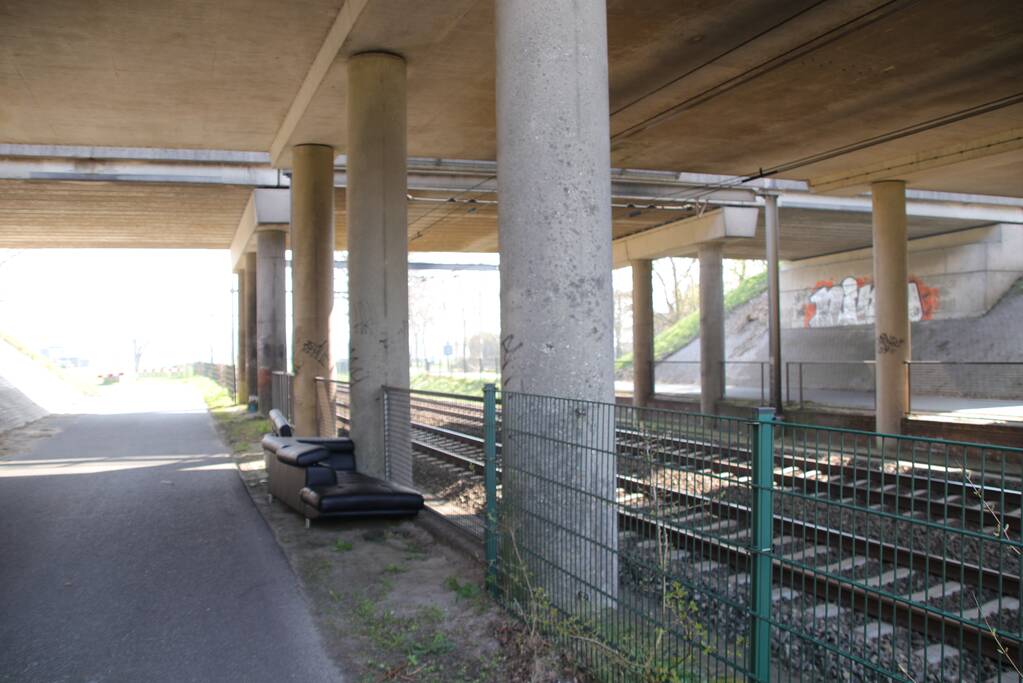 Treinen spotten op gedumpt bankstel