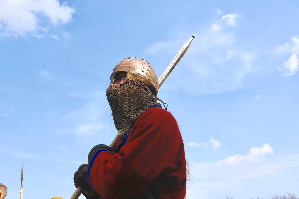 80 Europese Viking-strijders oefenen het zwaardvechten