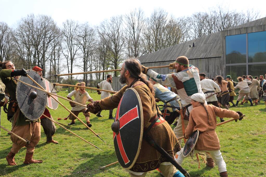 80 Europese Viking-strijders oefenen het zwaardvechten