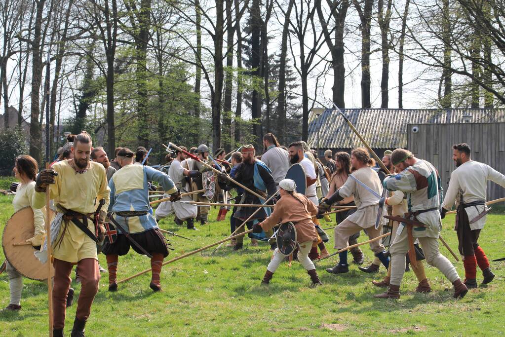 80 Europese Viking-strijders oefenen het zwaardvechten