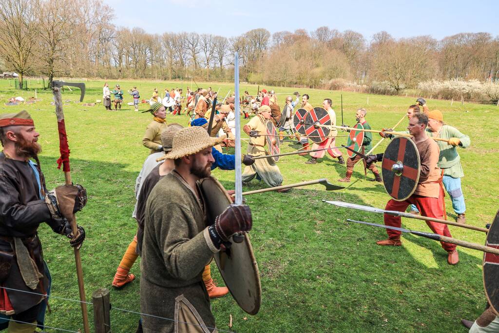 80 Europese Viking-strijders oefenen het zwaardvechten