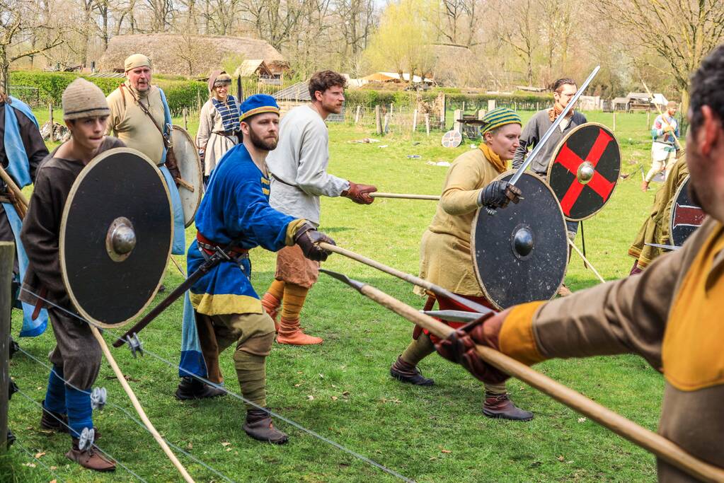 80 Europese Viking-strijders oefenen het zwaardvechten