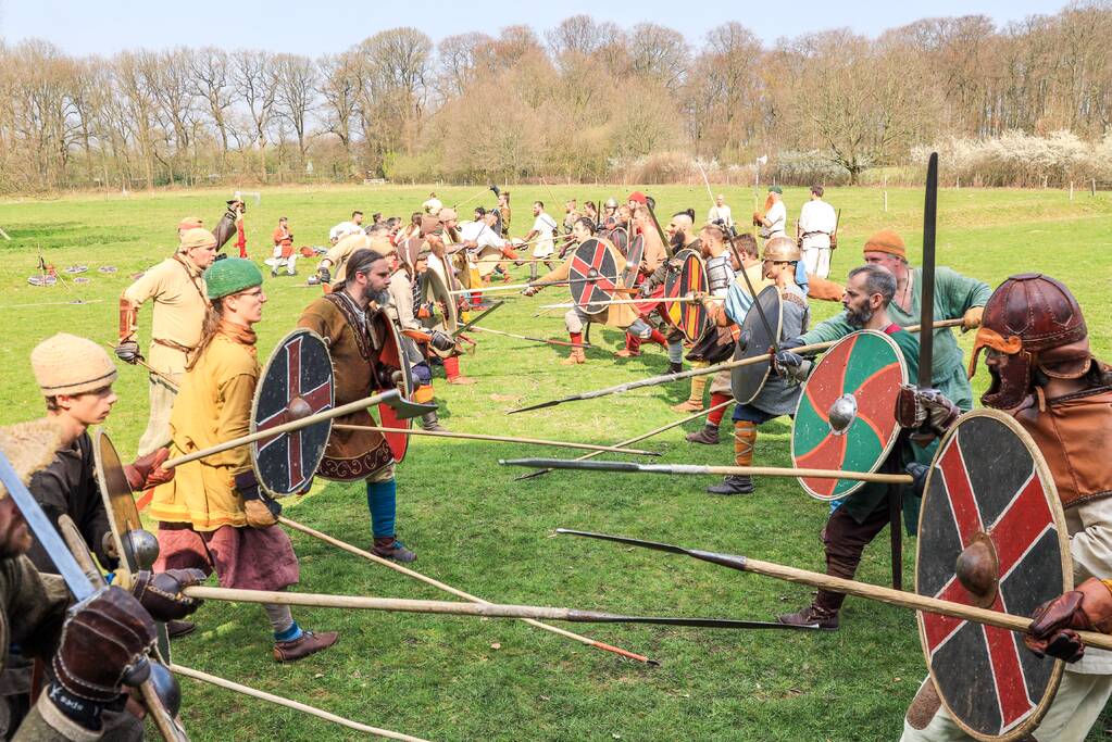 80 Europese Viking-strijders oefenen het zwaardvechten