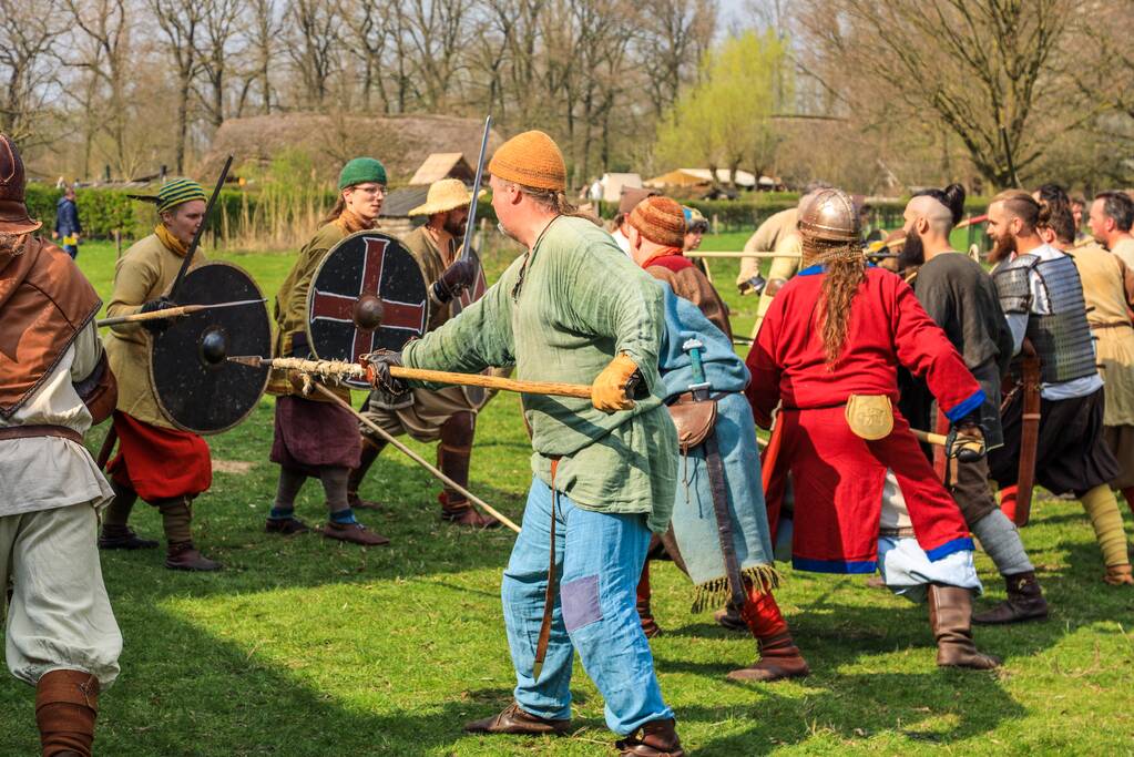 80 Europese Viking-strijders oefenen het zwaardvechten