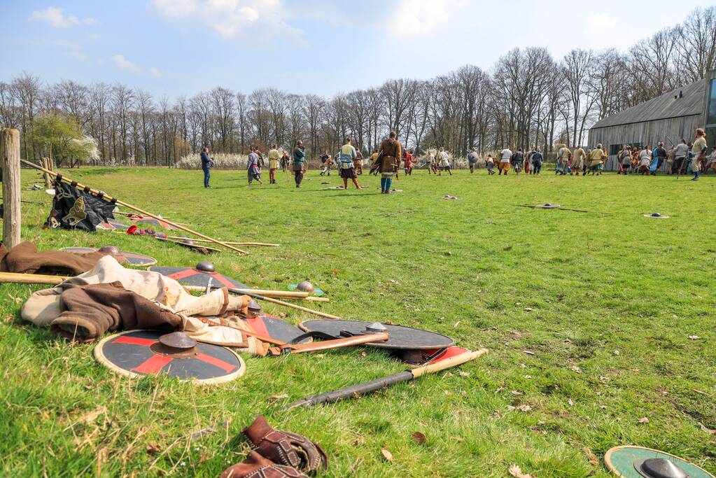 80 Europese Viking-strijders oefenen het zwaardvechten