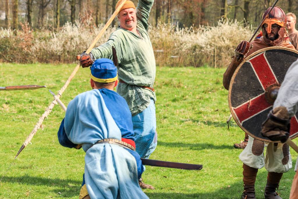 80 Europese Viking-strijders oefenen het zwaardvechten