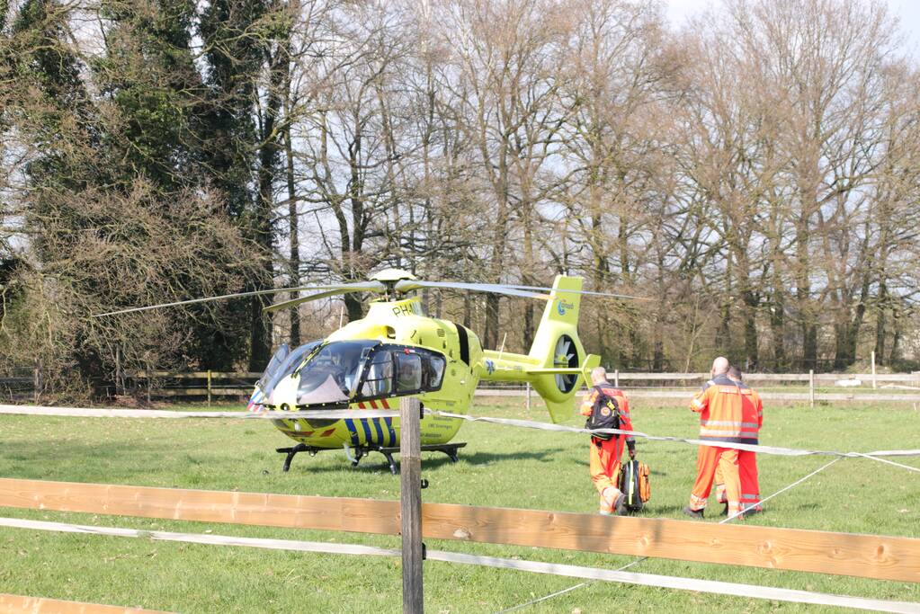 Persoon in kritieke toestand uit bos gehaald