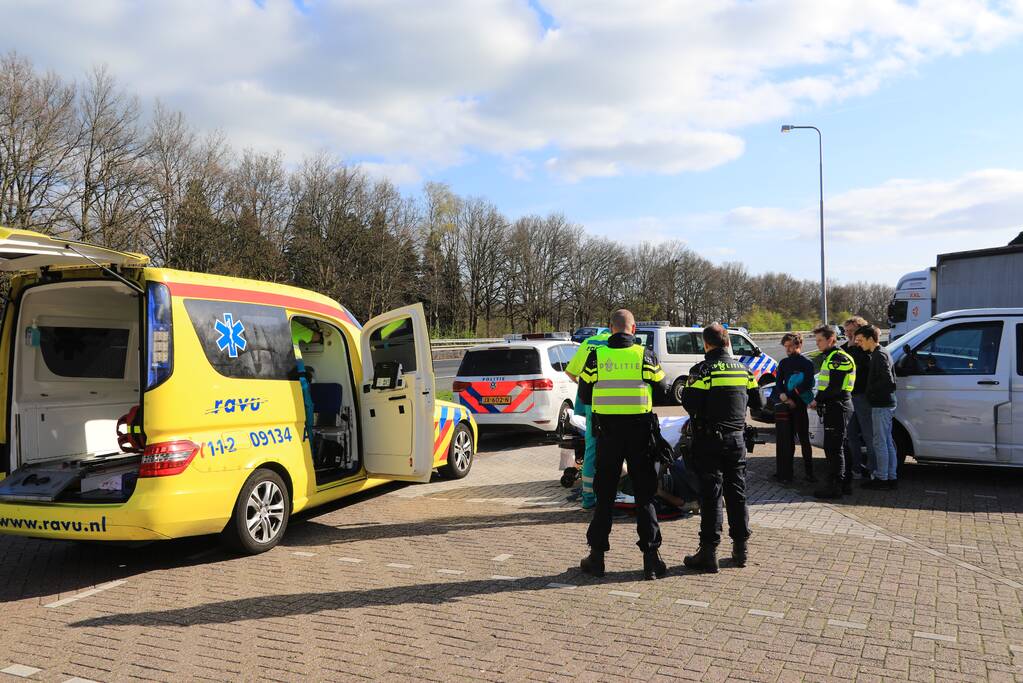 Bestuurder bekneld door eigen voertuig