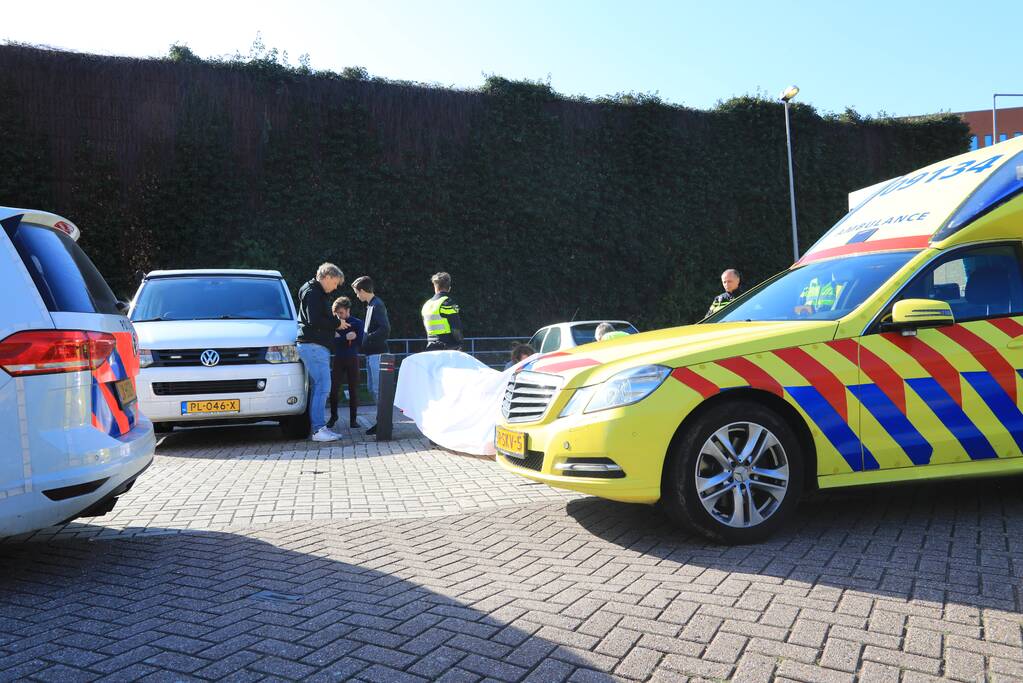 Bestuurder bekneld door eigen voertuig