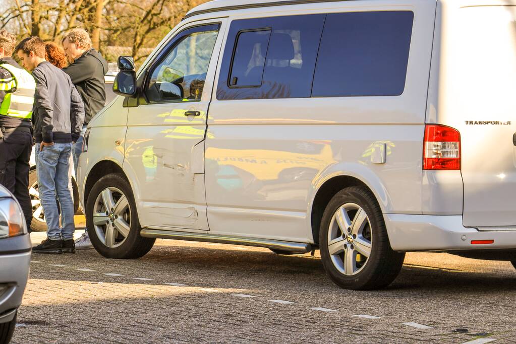 Bestuurder bekneld door eigen voertuig